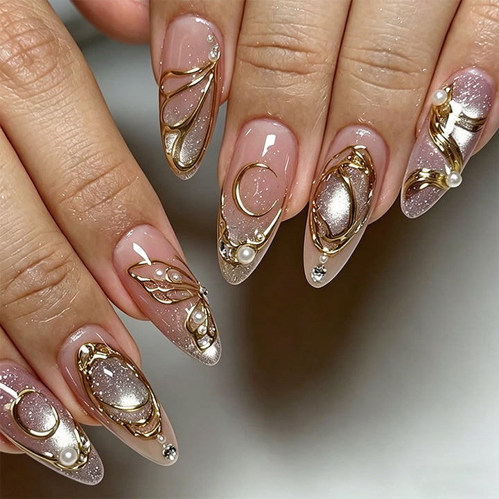 Kunstvolles Nagelset mit floralen Akzenten Karnz