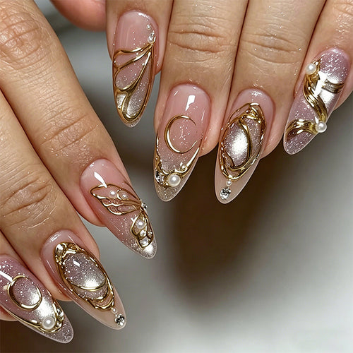 Kunstvolles Nagelset mit floralen Akzenten Karnz
