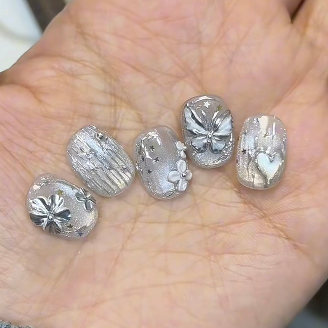 Dekoratives Press-On Nagelkunst Set mit floralen und Sternakzenten Karnz