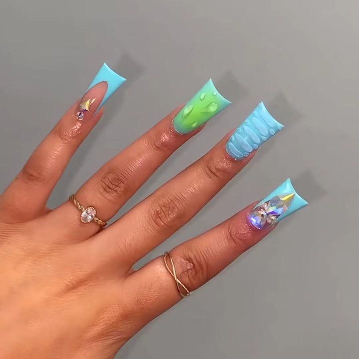 Kreative wasserbasierte Nagelerweiterungen Karnz