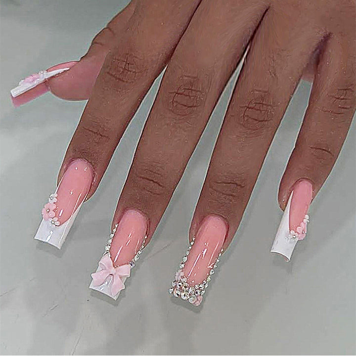 Dekorativer Press-On Nagelset mit eleganten floralen und Juwelenelementen Karnz
