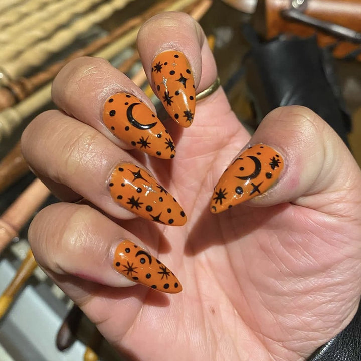 Künstlerisches Press-On Nagelset mit kosmischem Design Karnz