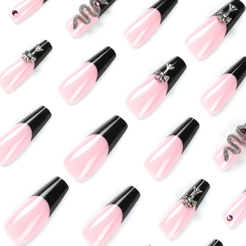 Kunstvolle Stiletto-Nägel mit Glitzer-Akzenten und Kreativdesign Karnz