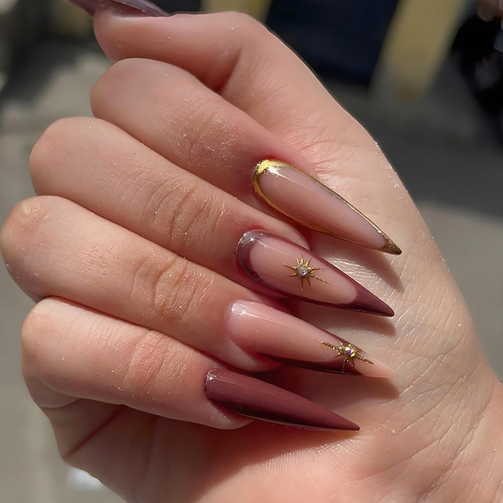 Kunstnagelset mit eleganten Spitzen und glamourösen Details Karnz
