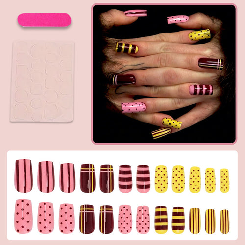 Kunstnagelset mit stilvollen geometrischen Designs Karnz