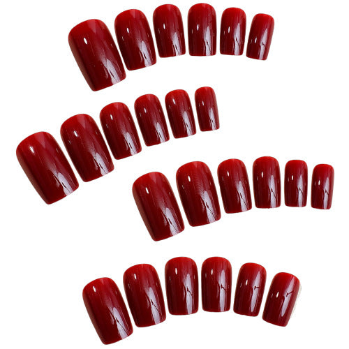 Kunstnagelset mit elegantem, glänzendem Finish Karnz