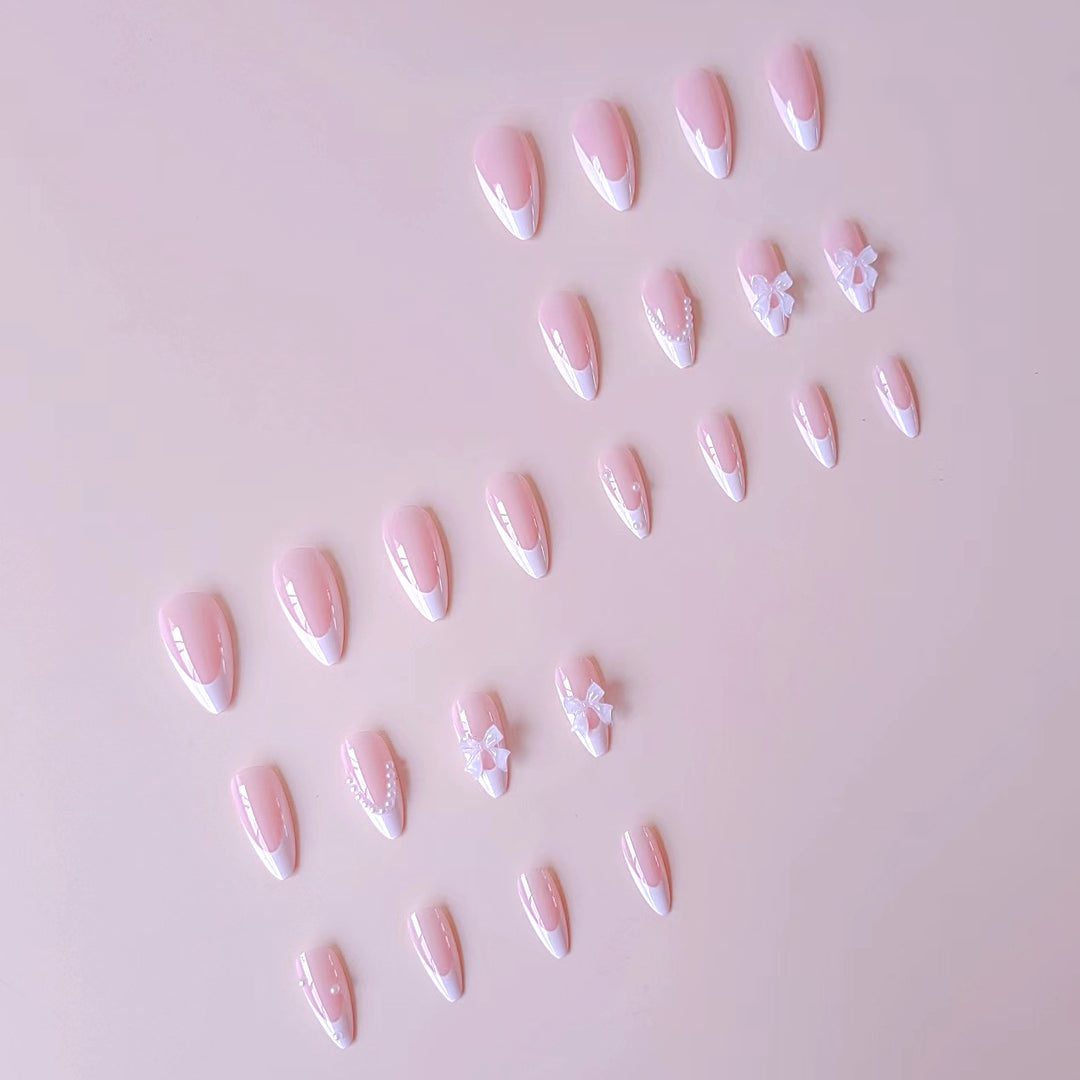 Kunstnagelset mit eleganten Spitzen und floralen Akzenten Karnz