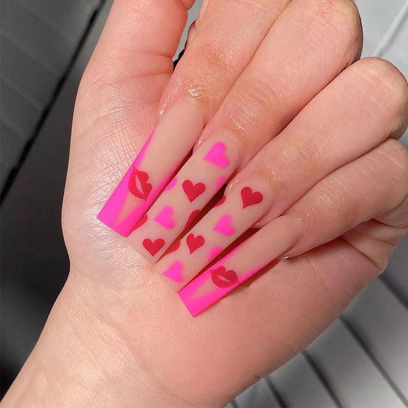 Nagelkunst mit Herz- und Lippenmotiven Karnz