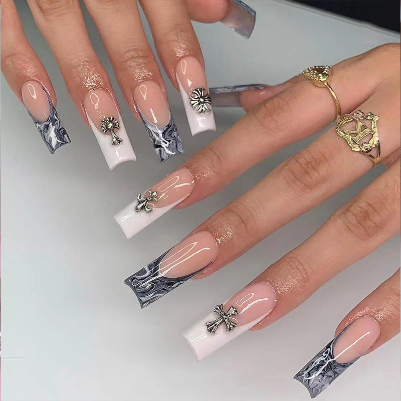 Exquisite Kunstnägel mit texturierten Designs und Schmuckakzenten Karnz