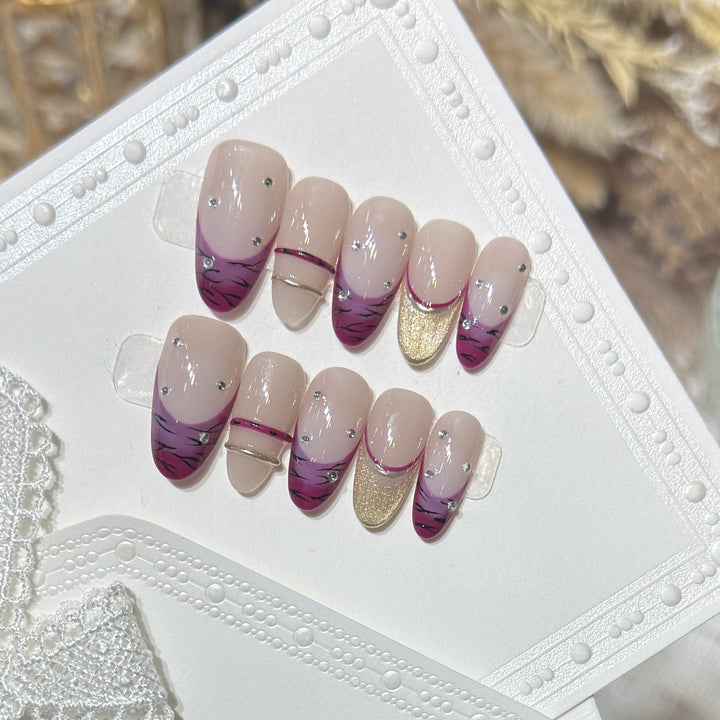 Künstlerisches Stiletto Press-On Nagelset mit Strassakzenten Karnz