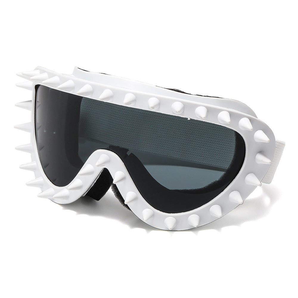 Damen stylische Schutzbrille mit markantem Spike-Design Karnz