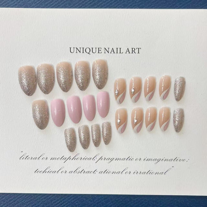 Elegante Künstliche Nageltips mit Glitzerakzenten Karnz