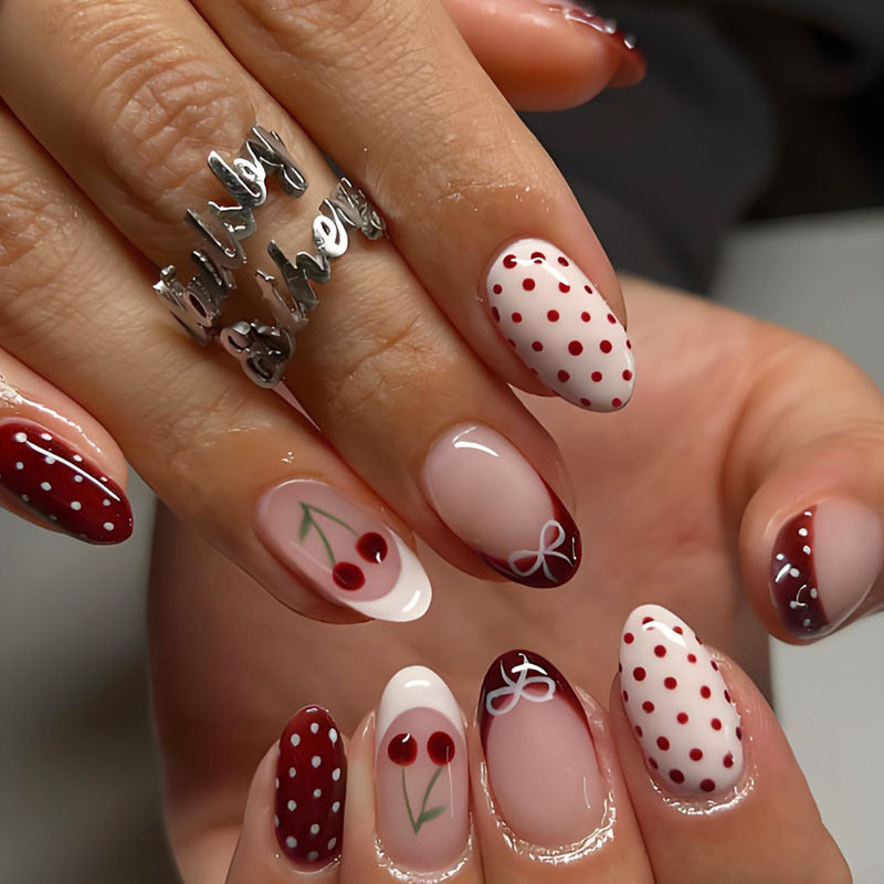 Kunstnagelset mit eleganten Kirsch- und Punkten-Mustern Karnz