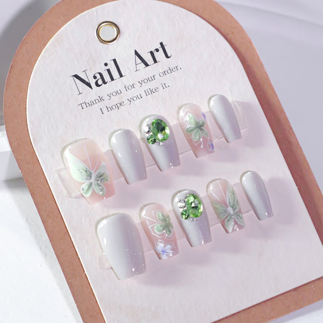 Elegante Nagelkunst mit floralen Akzenten Karnz