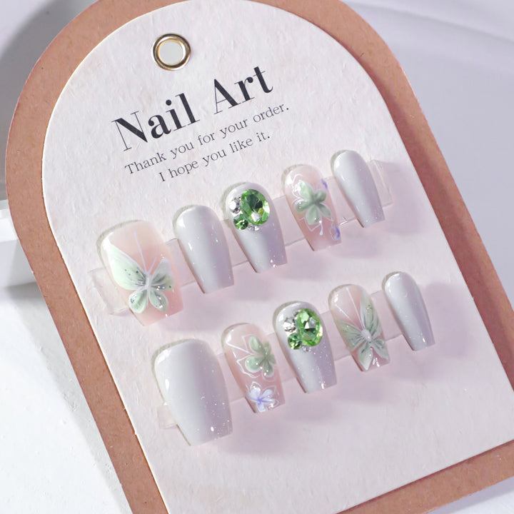Elegante Nagelkunst mit floralen Akzenten Karnz