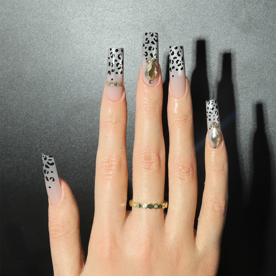 Dekorative Stiletto Press-On Nägel mit Cat Eye und floralen Akzenten Karnz