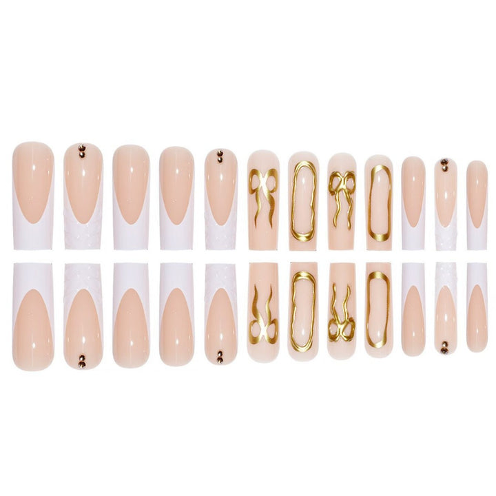 Künstlerisches 3D Press-On Nagelset mit dekorativen goldenen Akzenten Karnz