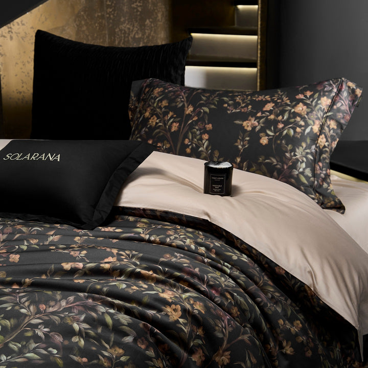 Wendbare Bettwäsche-Garnitur aus Baumwollsatin mit feinem botanischem Toile-Print und feiner Paspel