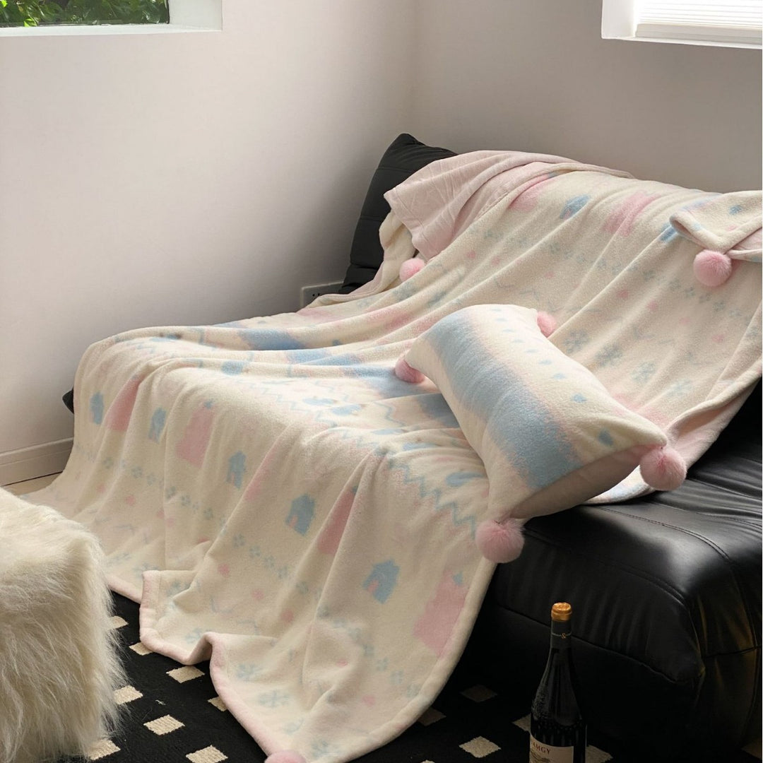 Weiche Wohndecke aus Microfleece mit Bommel und nordischem Bärchenmuster