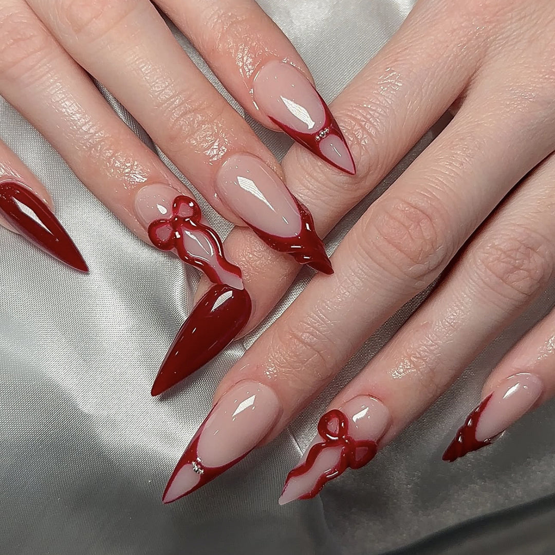 Hochwertiges Kunstnagelset mit eleganten Spitzen und Schleifenverzierungen Karnz