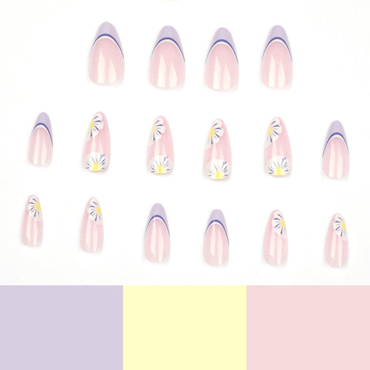 Kunstvolle Nailart mit Blumen- und Ombre-Effekten Karnz