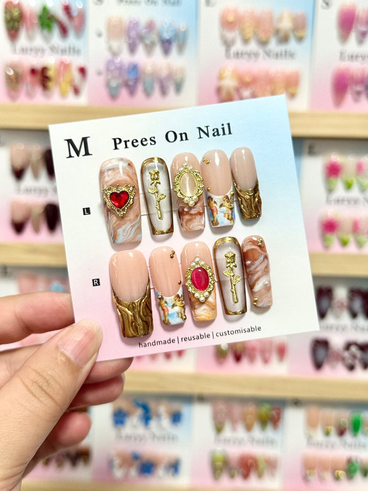 Künstlerisches Press-On-Nagel-Set mit floralen und grünen Akzenten