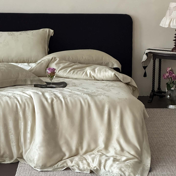 Edles Satin-Bettwäsche-Set mit eingewebtem Blumenrelief und Umschlagkante