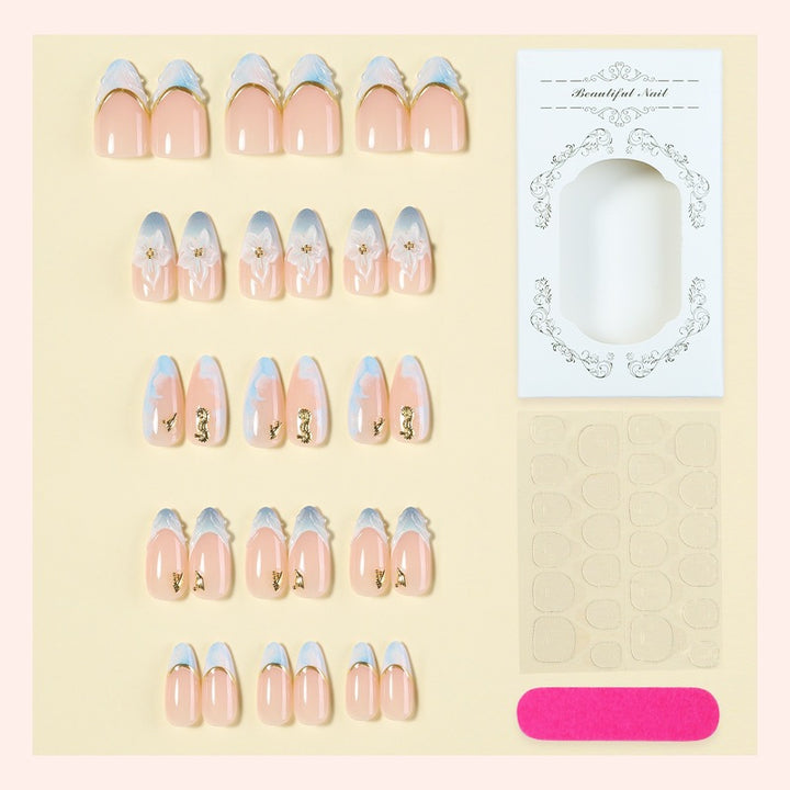 Kreatives Nagelset mit eleganten Goldverzierungen Karnz
