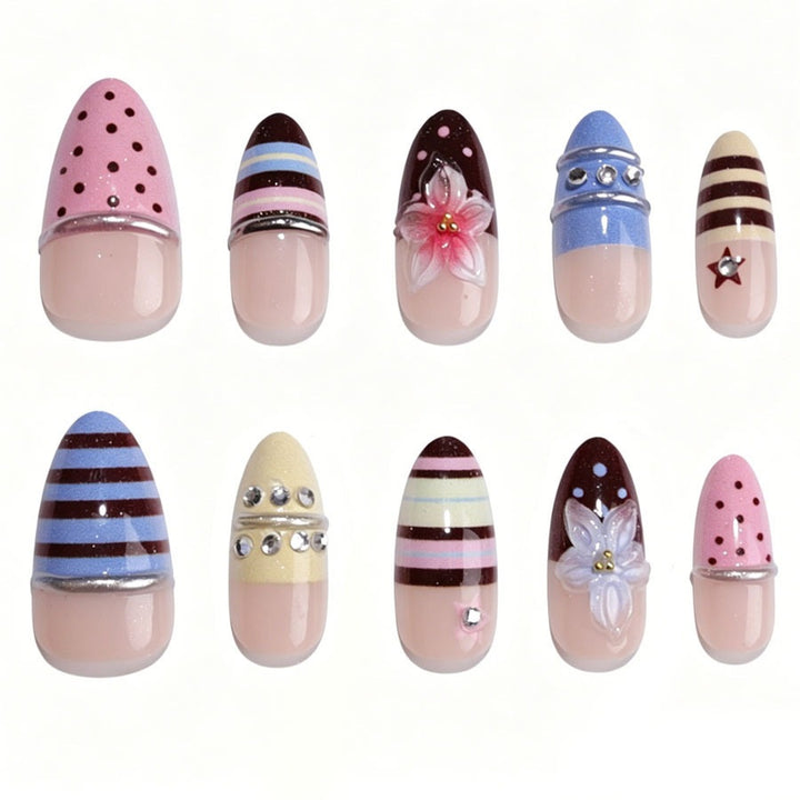 Kreatives Kunstnagelset mit floralen und gestreiften Akzenten Karnz