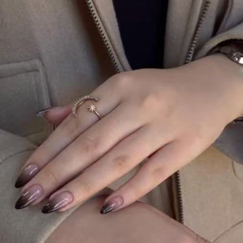 Glamouröser Ring mit filigraner Schmuckarbeit Karnz