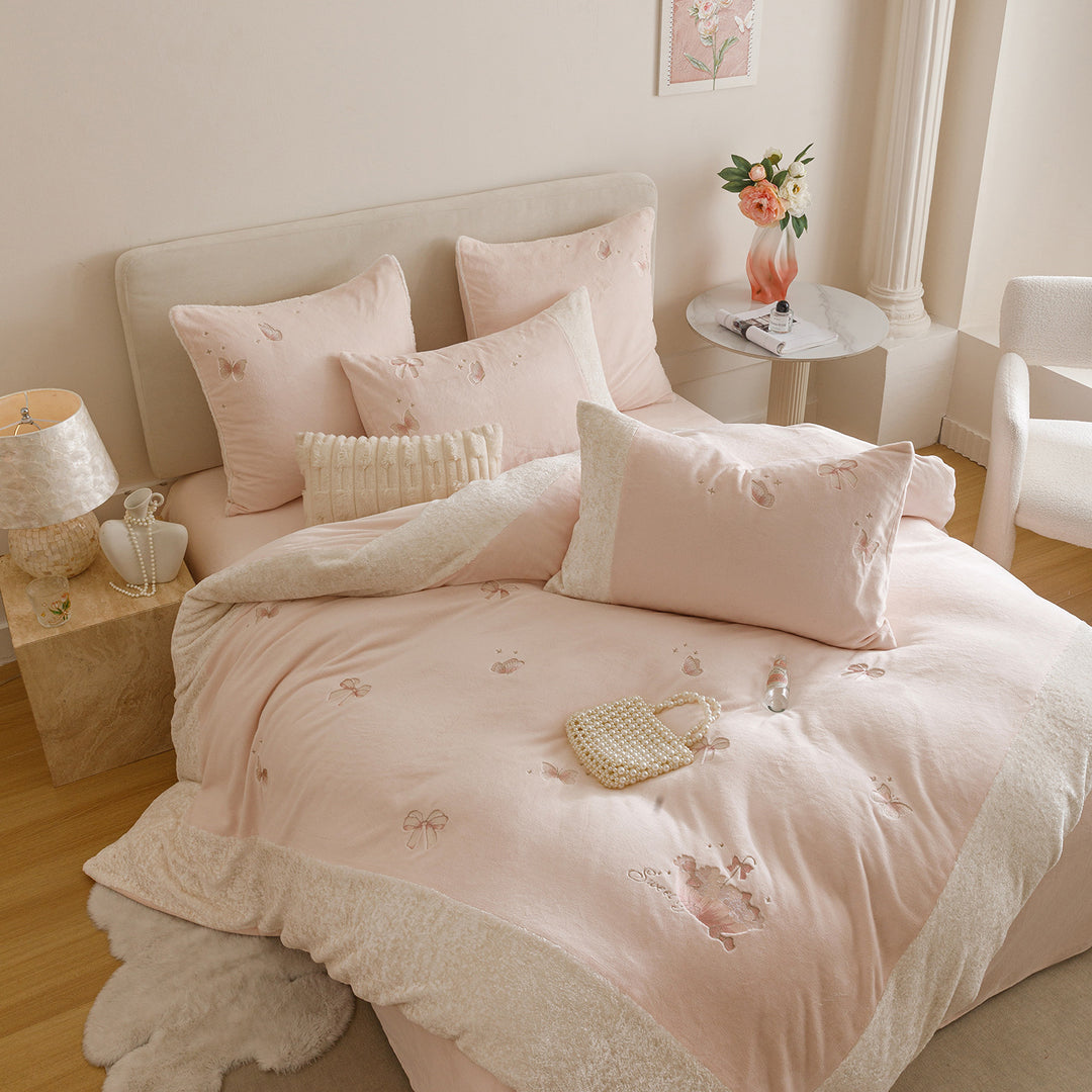 Kuschelige Bettwäschegarnitur mit bestickten Schmetterlingen und Teddy-Fleece-Besatz Karnz