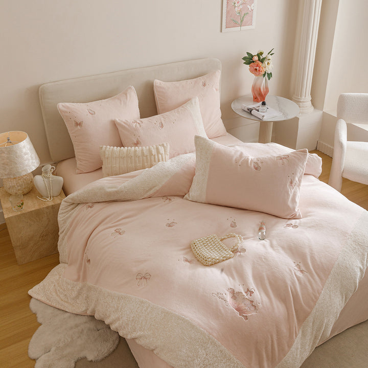 Kuschelige Bettwäschegarnitur mit bestickten Schmetterlingen und Teddy-Fleece-Besatz Karnz