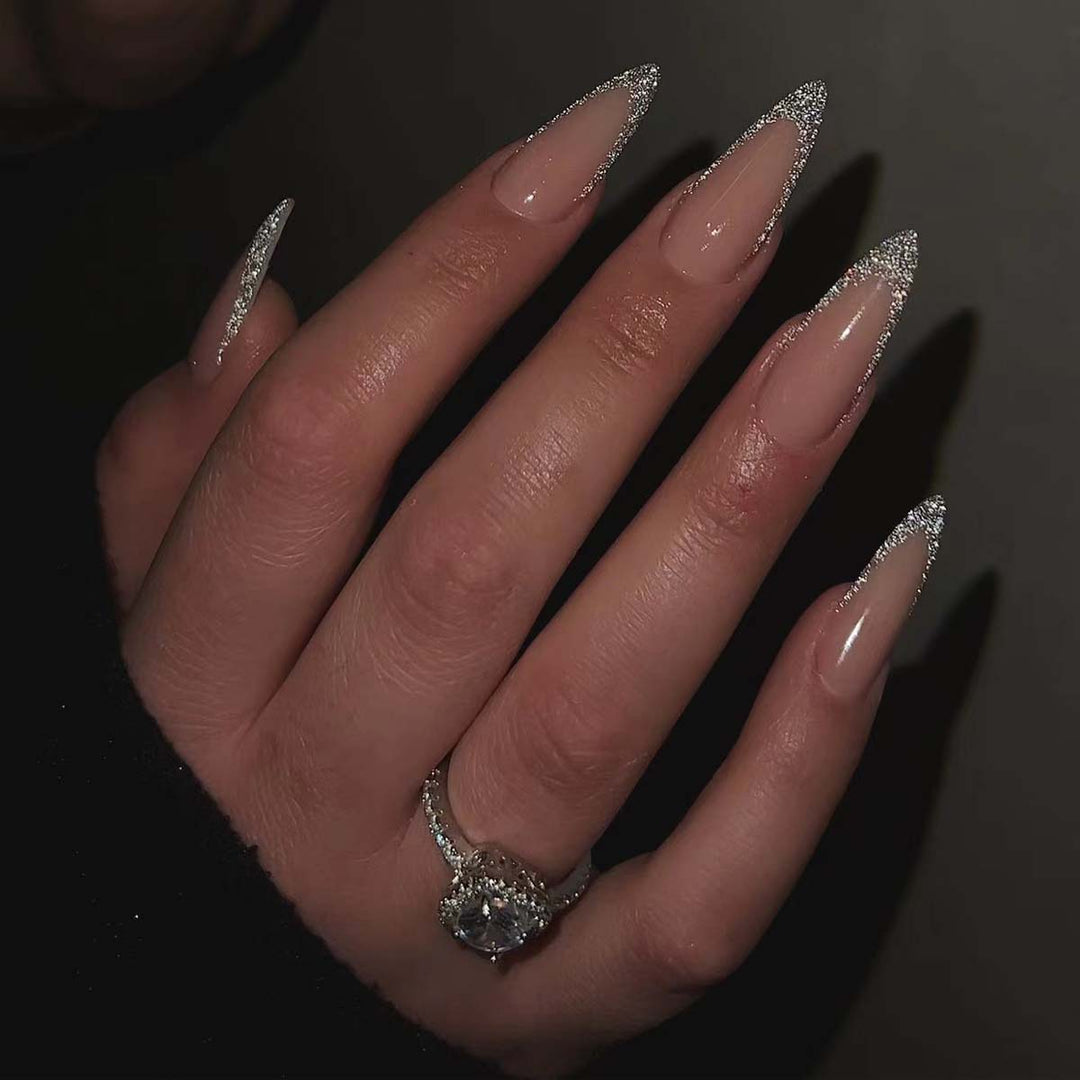Glamouröse Stiletto Kunstnägel mit Glitzer-Spitzen Karnz