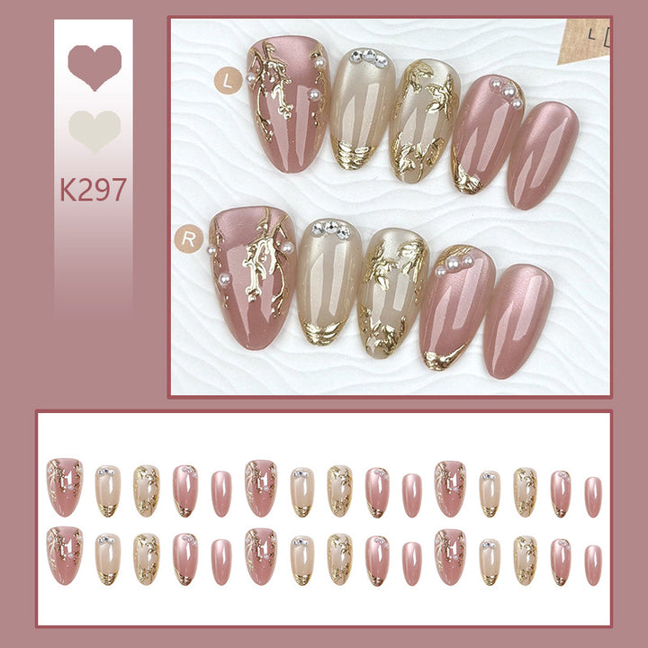 Kunstnagelset mit eleganten goldenen Verzierungen Karnz