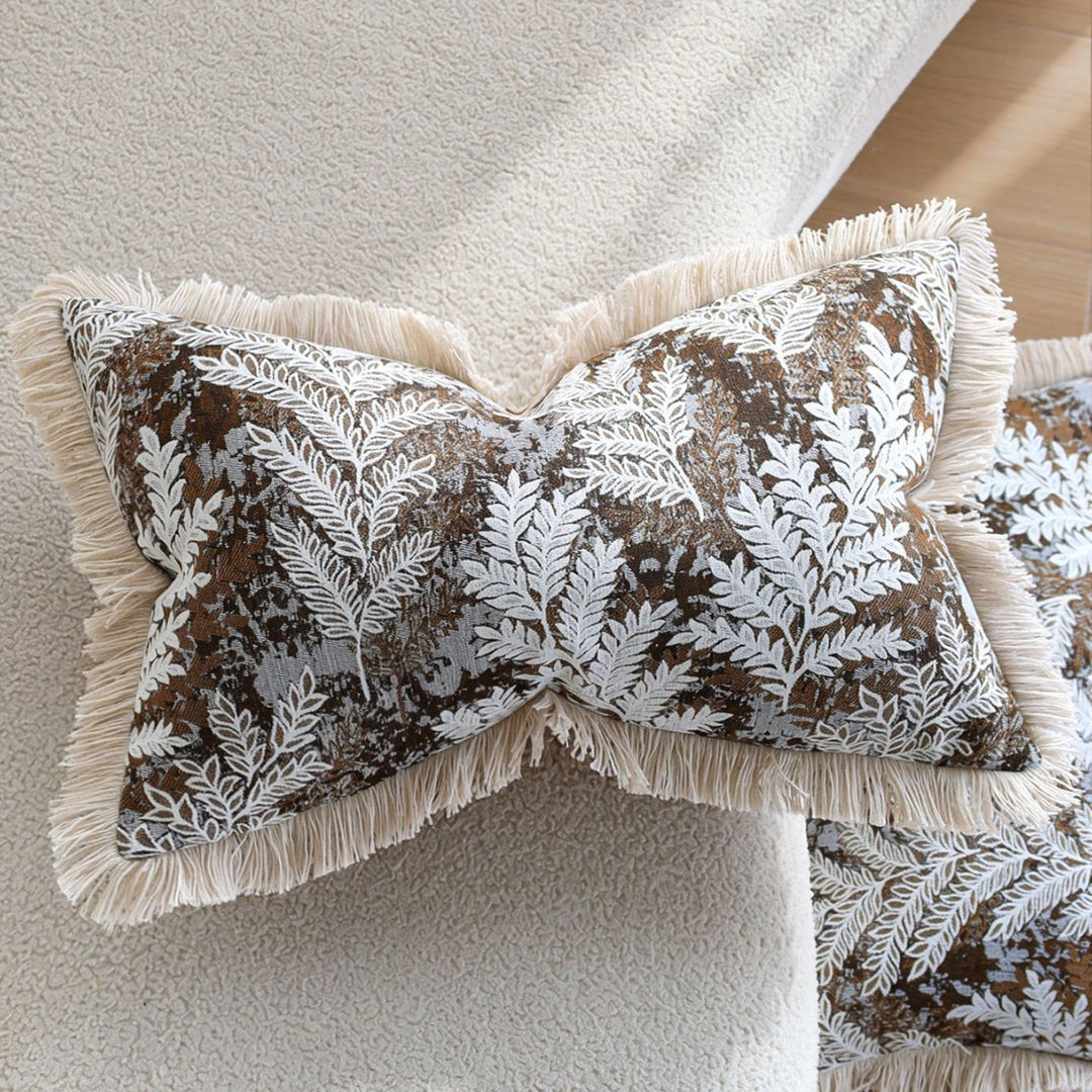 Rechteckiger dekorativer Kissenbezug mit besticktem Blatt‑Jacquard und Fransenrand Karnz