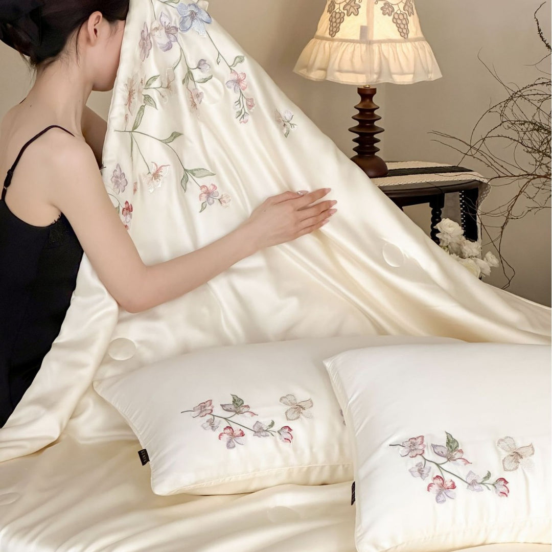 Luxuriöses Bettwäscheset aus Baumwollsatin mit tonaler Blumenstickerei und Hotelverschluss
