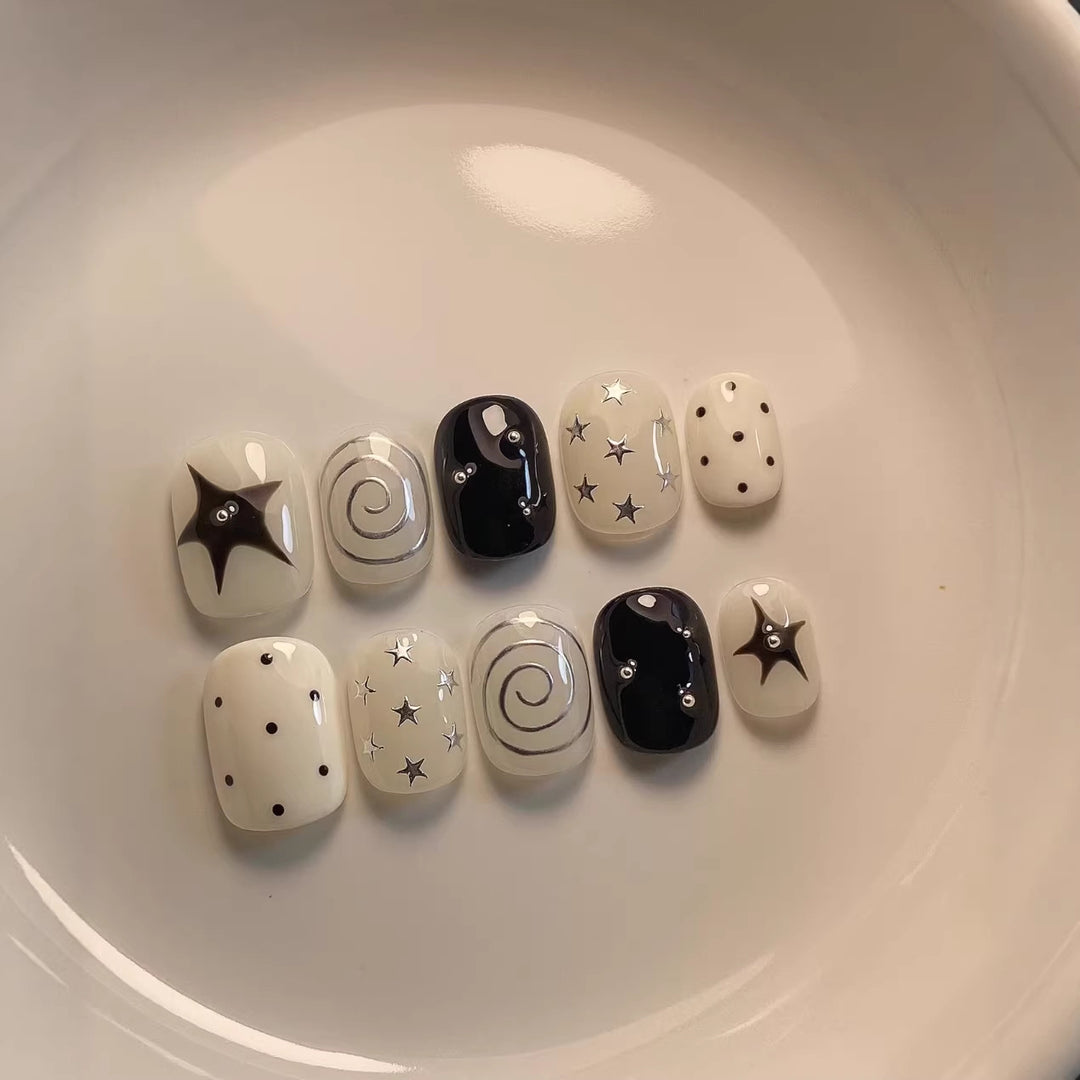 Künstlerisches Press-On Nagelset mit Stern- und Wirbel-Designs