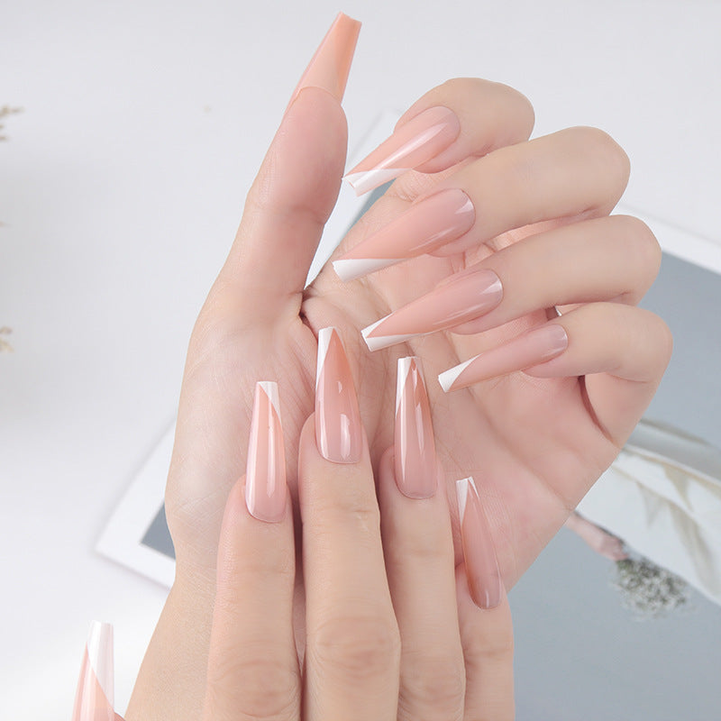 Elegante glänzende Stiletto-Nagelerweiterungen Karnz