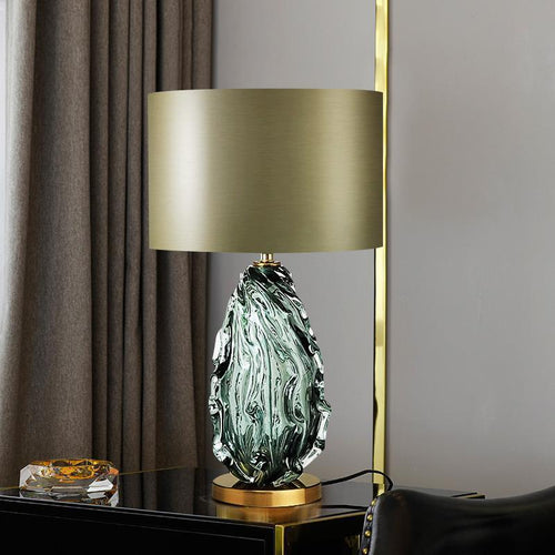 Texturierte Glas-Tischlampe mit elegantem Metallschirm