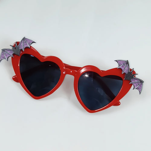 Herzförmige Sonnenbrille mit Fledermausakzenten Karnz