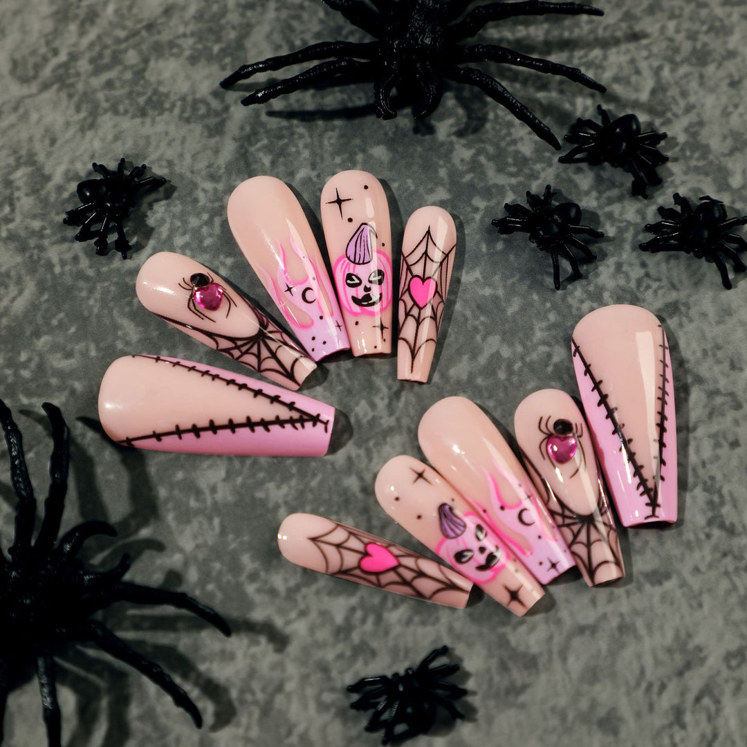 Kreative Nagelkunst mit Spinnennetz und Halloween-Motiv Karnz
