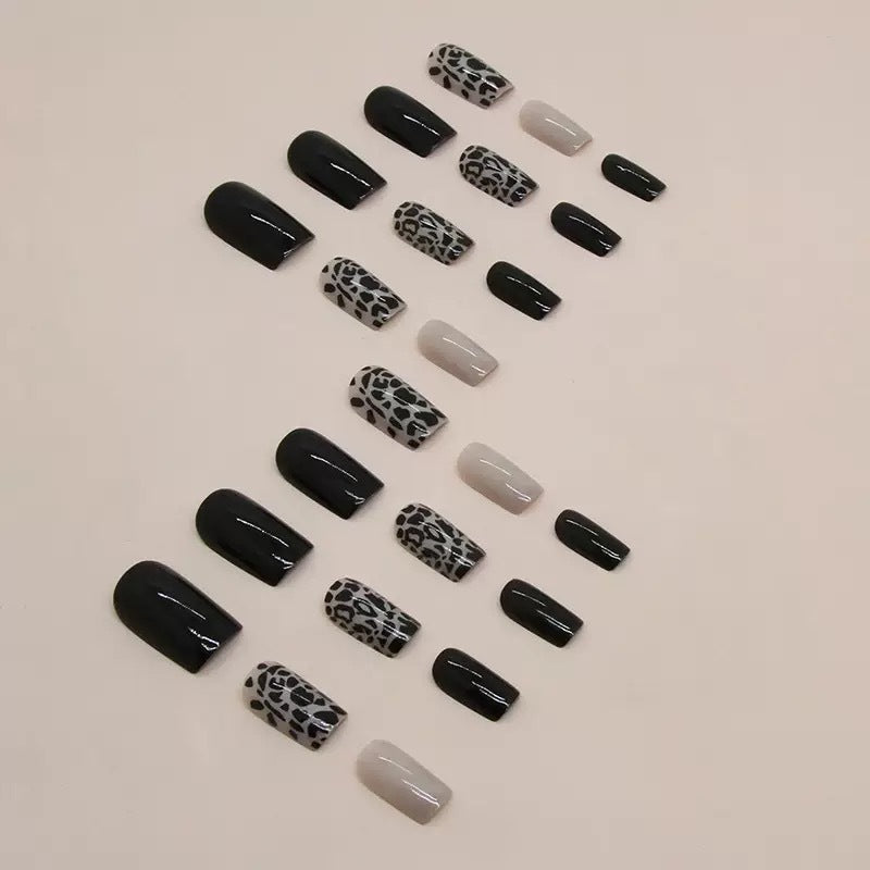 Kunstnagelset mit stylischem Leopardenmuster und eleganten Akzenten Karnz