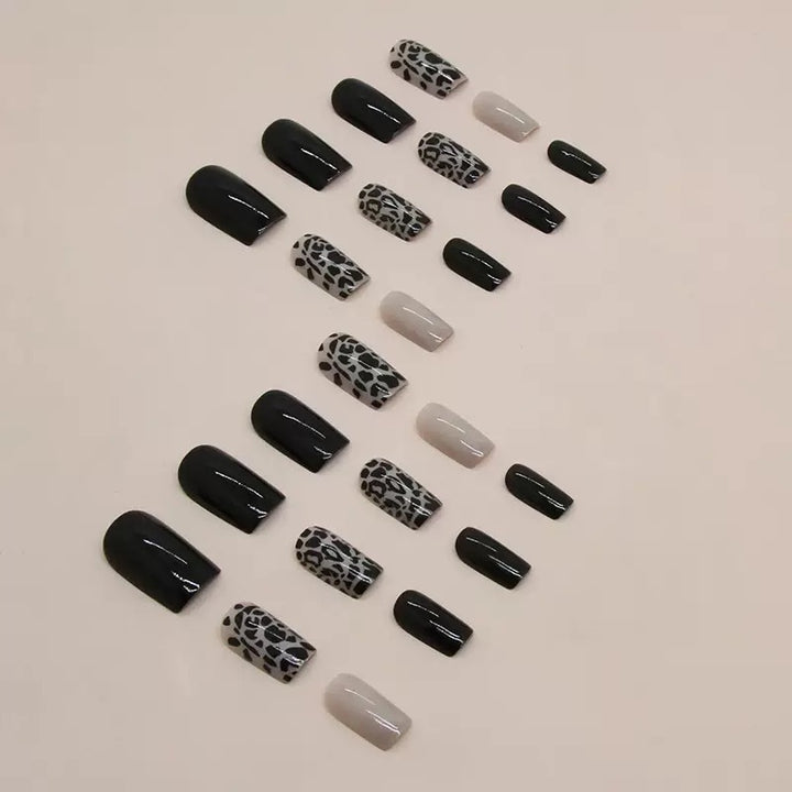 Kunstnagelset mit stylischem Leopardenmuster und eleganten Akzenten Karnz