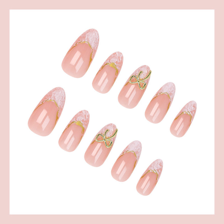 Kunstnagelset mit eleganten Spitzen und zarten Verzierungen Karnz