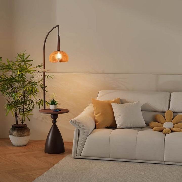 Elegante Bogenstehlampe mit integriertem Beistelltisch