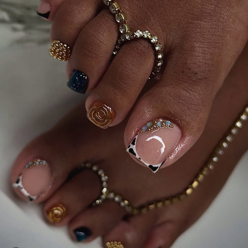 Kunstvolle Fußnagelgestaltung mit floralen und glitzernden Akzenten Karnz