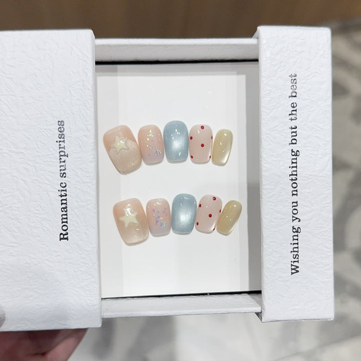 Kunstnägel mit Romantischen Designs und Funkelnden Akzenten Karnz