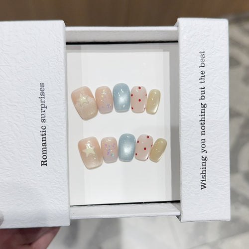 Kunstnägel mit Romantischen Designs und Funkelnden Akzenten Karnz