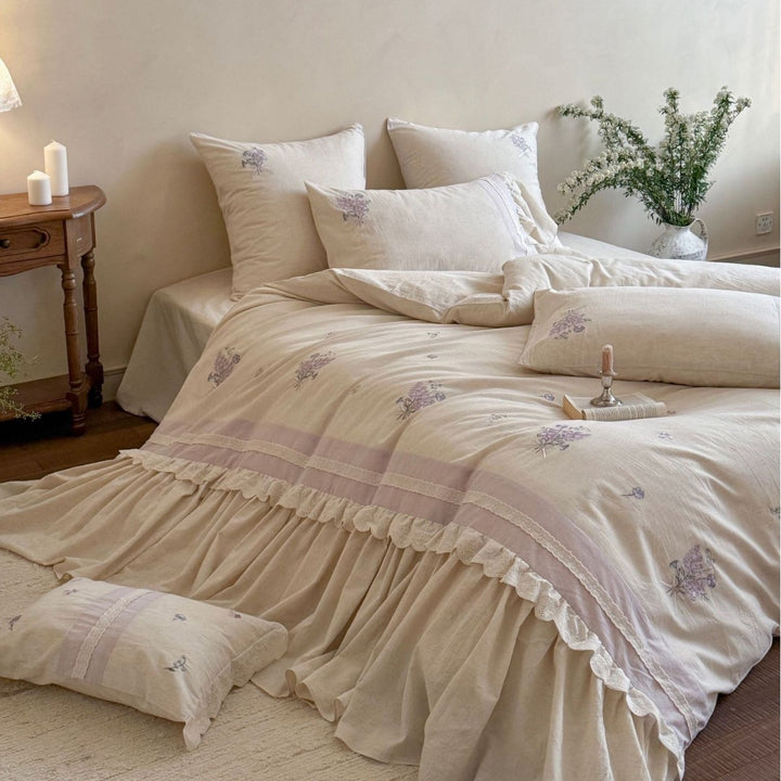 Vintage-inspiriertes Bettwäsche-Garnitur mit gerafftem Bettrock und zarter Blumenstickerei
