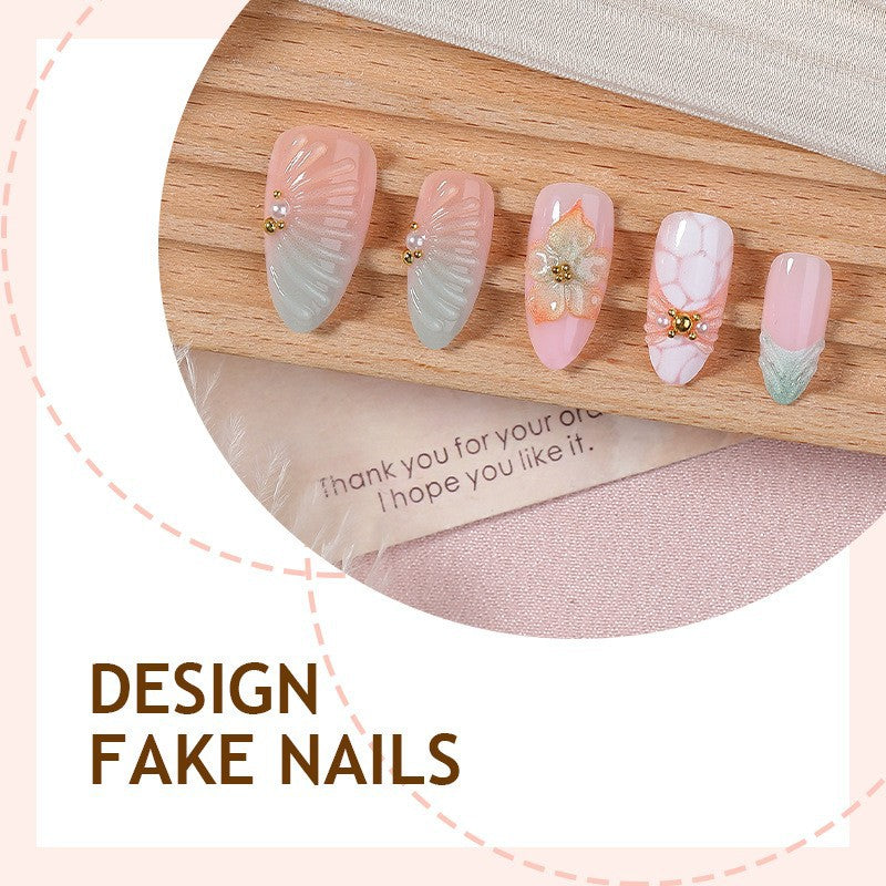 Kunstnagelset mit glamourösen Blumen- und Glitzerdetails Karnz